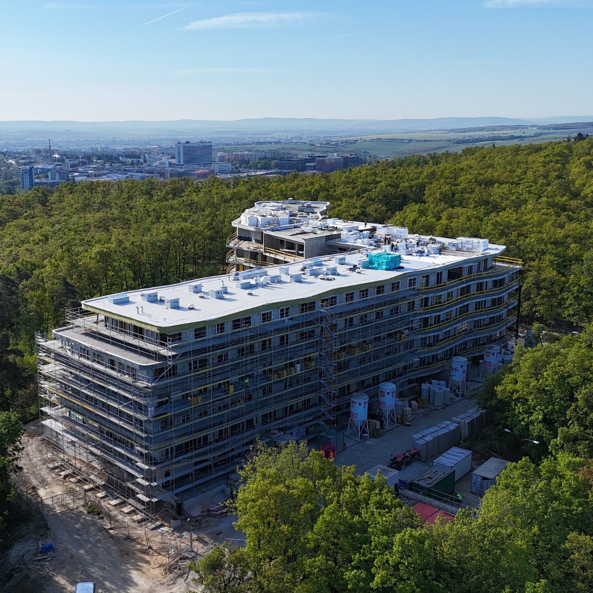 Nová Myslivna: Květen ukazuje technickou i architektonickou náročnost stavby