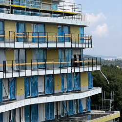 Nová Myslivna: Červenec přinesl tepelná čerpadla na střechy