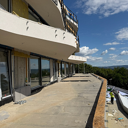 Nová Myslivna: Srpen přináší další posun na fasádě