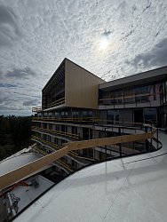 Nová Myslivna v září: práce pokračují napříč celým objektem